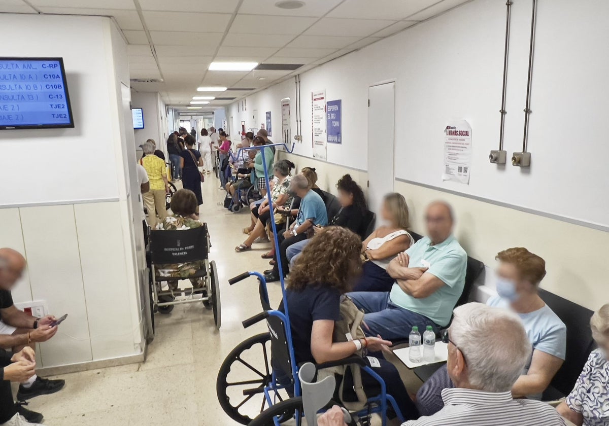 Numerosos pacientes en la zona de espera de Urgencias del hospital Peset.