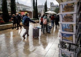 Varios turistas recorren el centro de la ciudad, este mes.