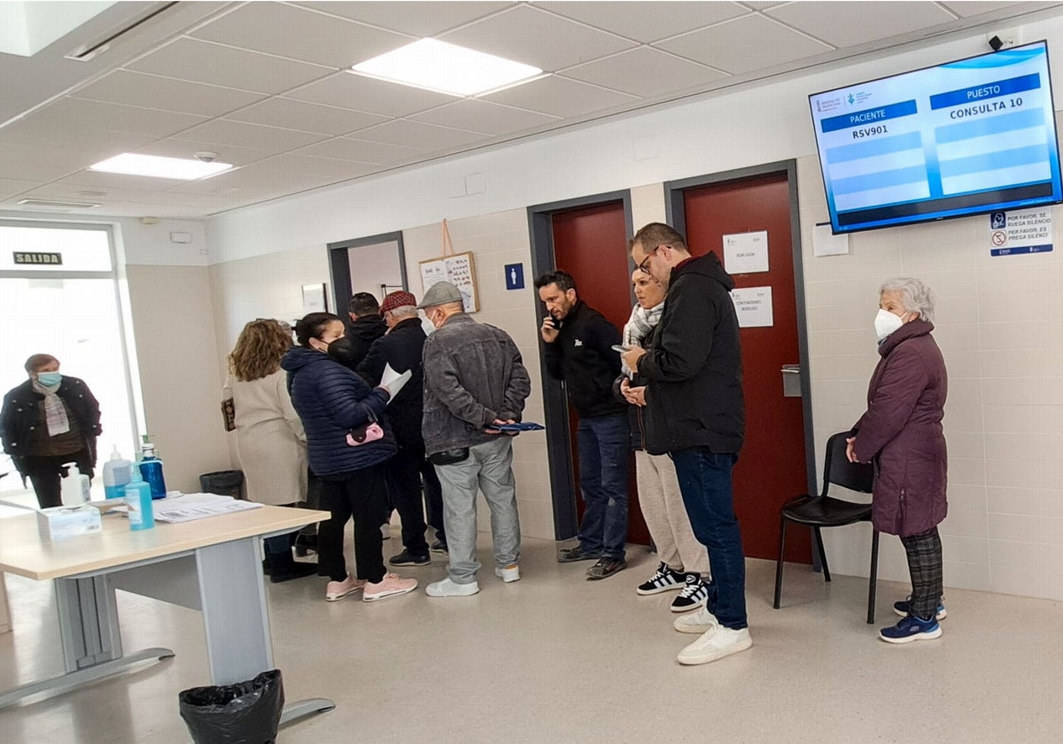 Pacientes hacen cola en el centro de salud de Paiporta.