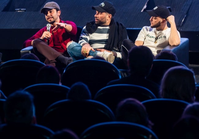 Yerai Cortés, un amigo del guitarrista que apoerce en la película, y C. Tangana.