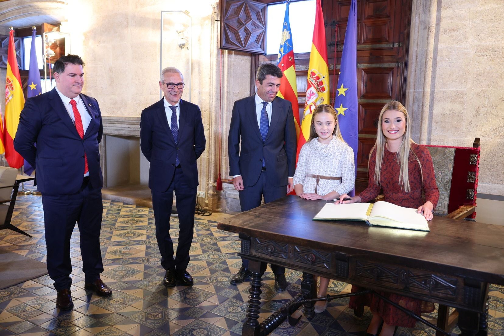 Mazón recibe a las falleras mayores de Valencia