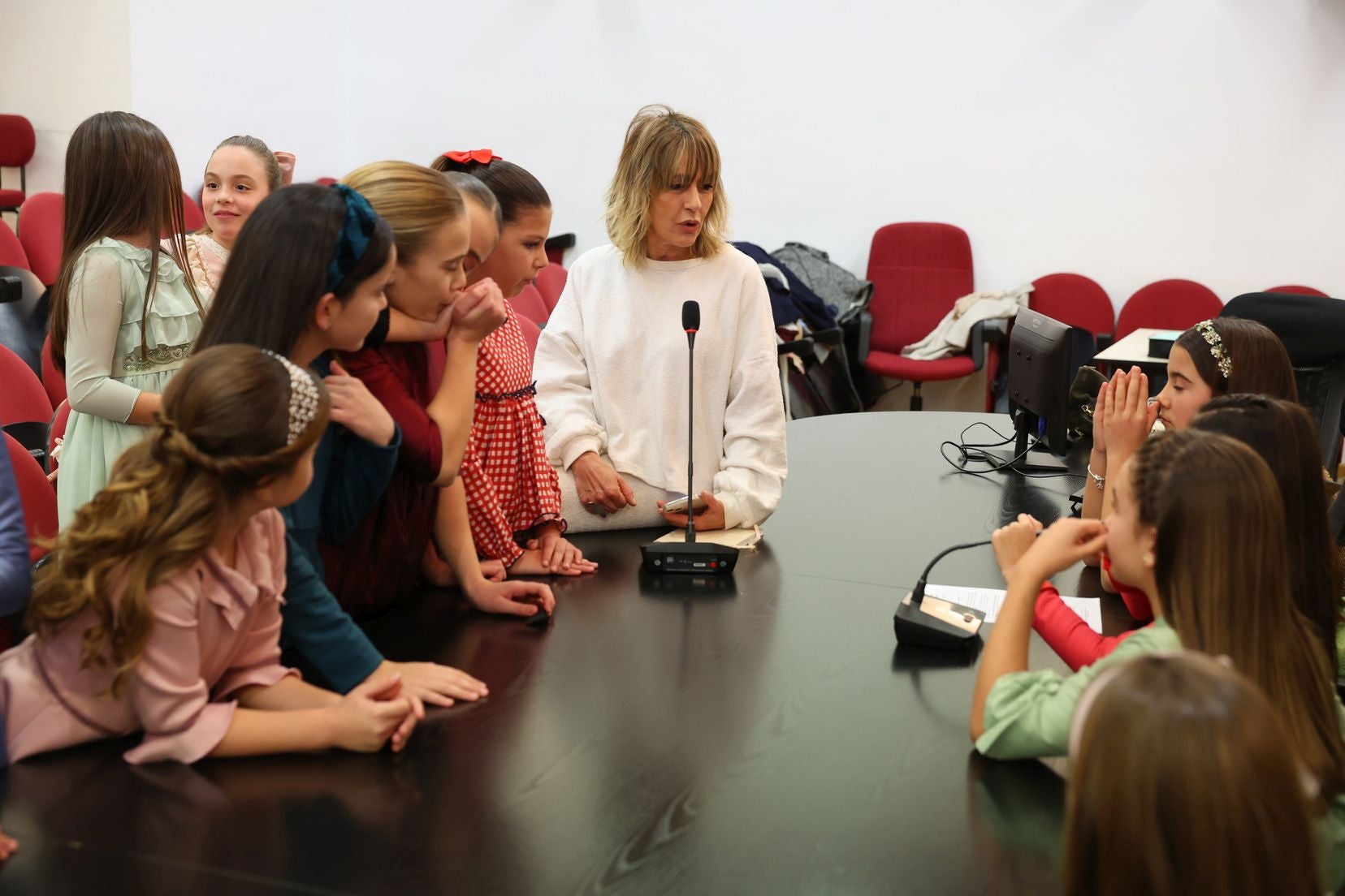 Así ha sido el encuentro entre las falleras mayores de Valencia, sus cortes y sus mantenedoras