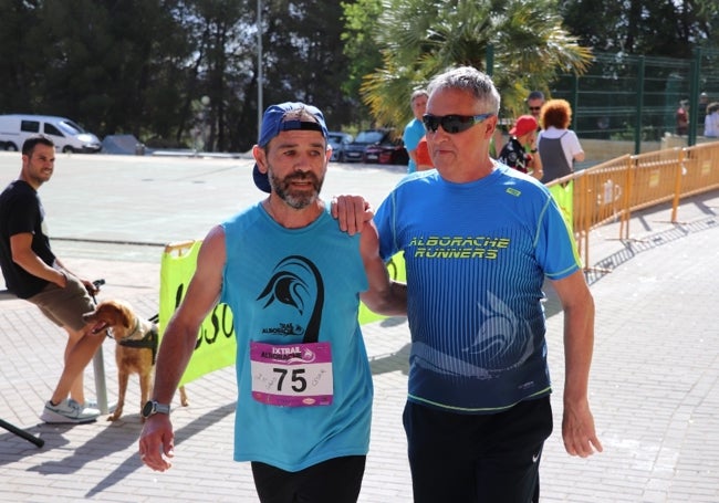 Dos miembros del club de Alborache disputan una carrera de asfalto.