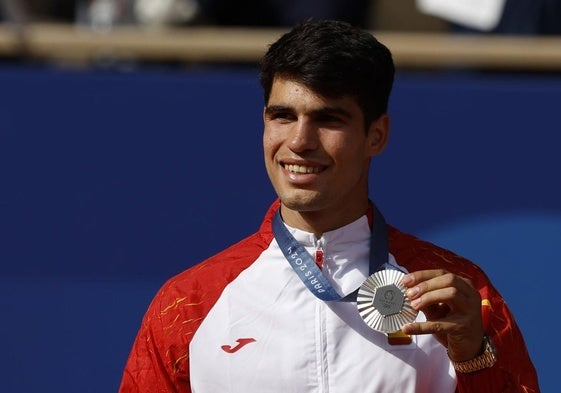 Carlos Alcaraz posa con la medalla de plata tras la final individual masculina de tenis de los JJOOde París 2024.