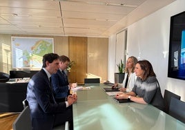 La alcaldesa de Valencia, María José Catalá, y la edil Paula Llobet, junto al vicepresidente de la Comisión de Cohesión y Reformas, Raffaele Fitto, en Bruselas.