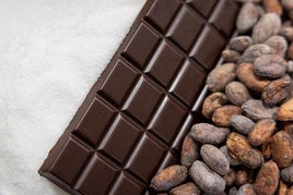 Azúcar y habas de cacao, los ingredientes del chocolate.