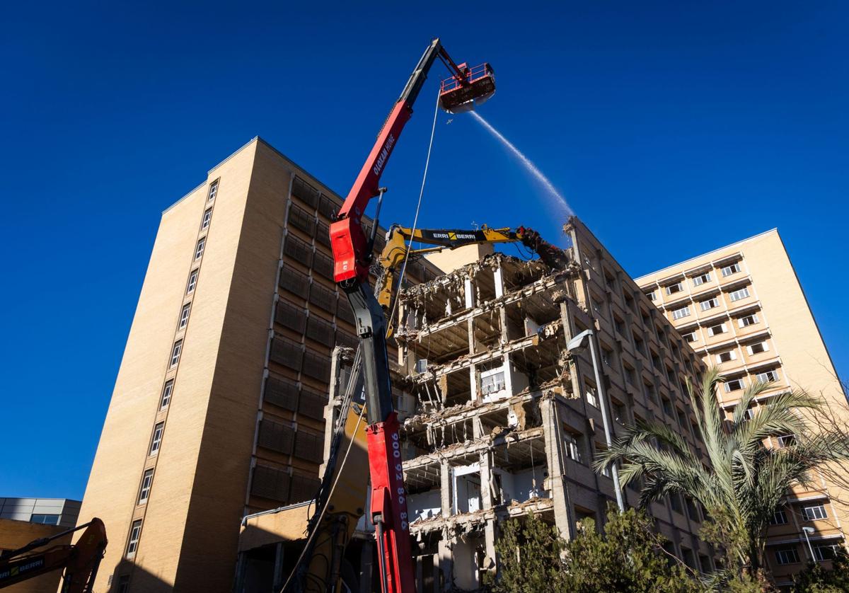 Trabajos de demolición en el antiguo hospital La Fe en Campanar.