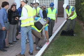 Momento en el que se marca la línea de dominio público en una urbanización de Les Deveses, en noviembre de 2023.