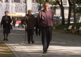 Un pensionista paseando.