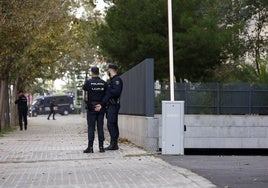 Dos agentes de policía en la salida de la Ciudad de la Justicia.