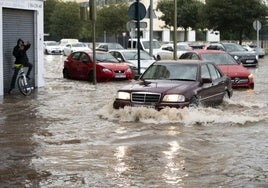 Un coche circula entre el agua en Castelló, el 31 de octubre.