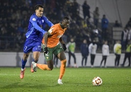 Sadiq controla el balón durante el partido de la Copa del Rey ante el Ourense.