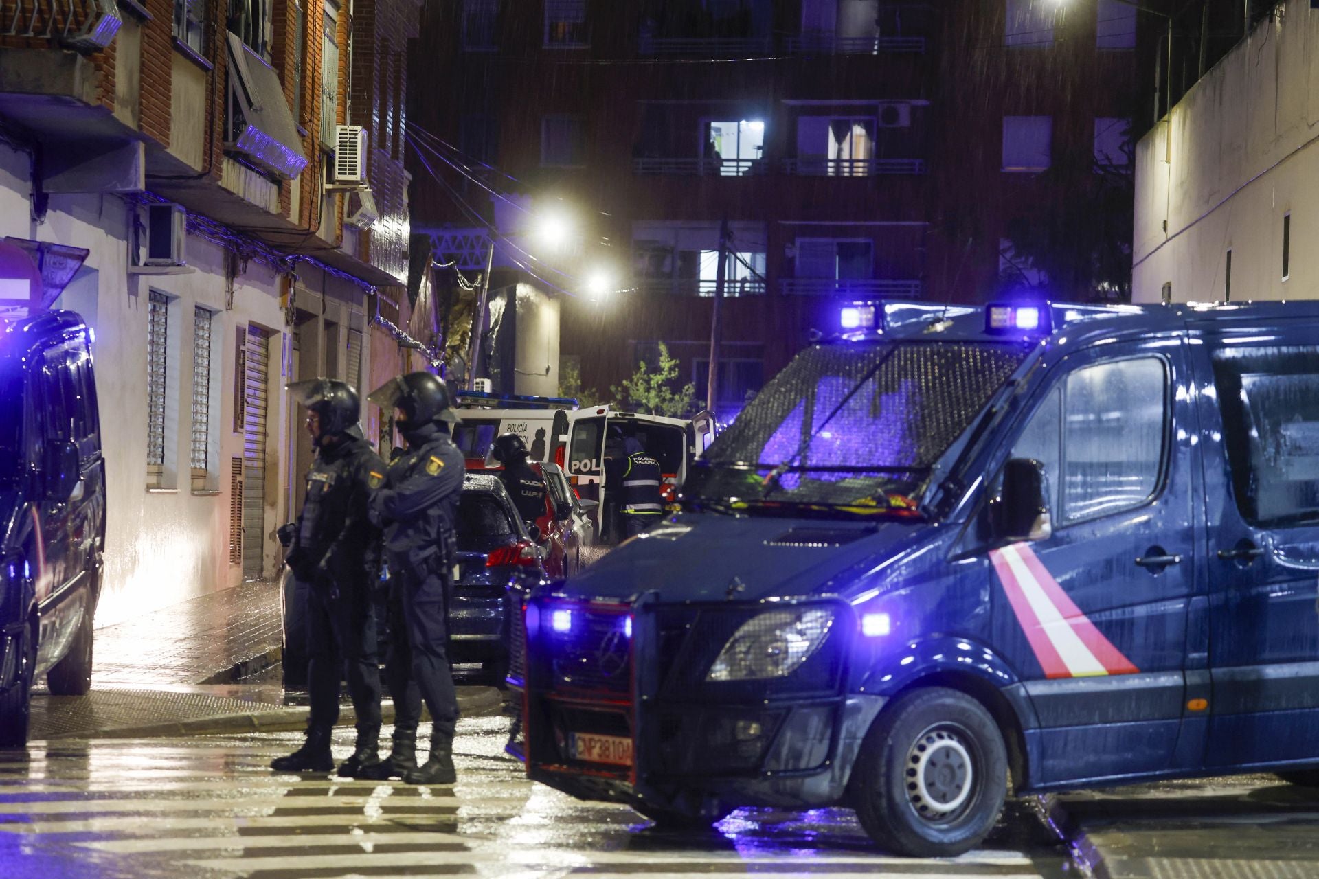 Un policía abate de un tiro un hombre que intentó agredirlo con dos cuchillos en Torrent