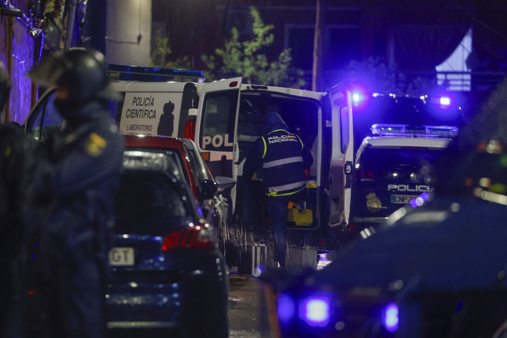 Un policía abate de un tiro un hombre que intentó agredirlo con dos cuchillos en Torrent