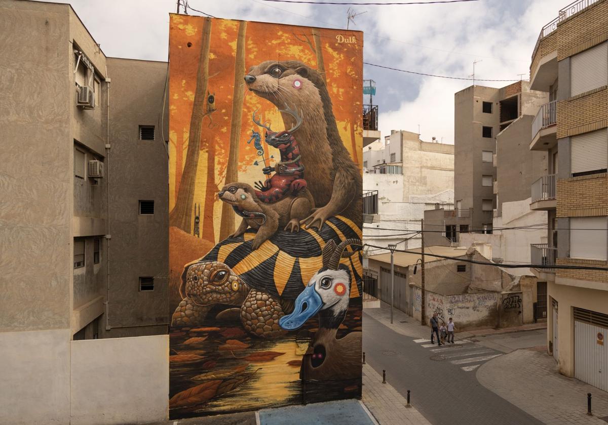 El mural 'Cuentos de otoño', situado en Alcantarilla (Murcia), es obra de Dulk.