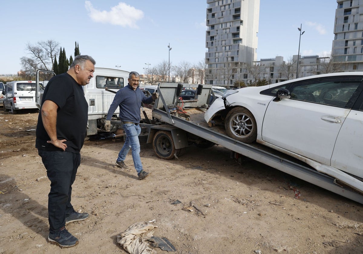 Imagen principal - Coche de un taxista, y una vecina que se ha quedado sin su furgoneta.