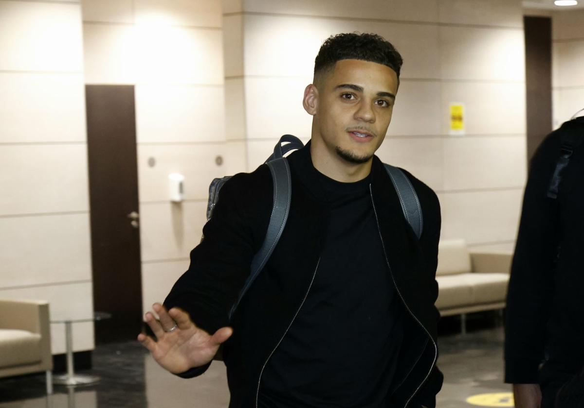 Max Aarons en su llegada al aeropuerto de Manises.