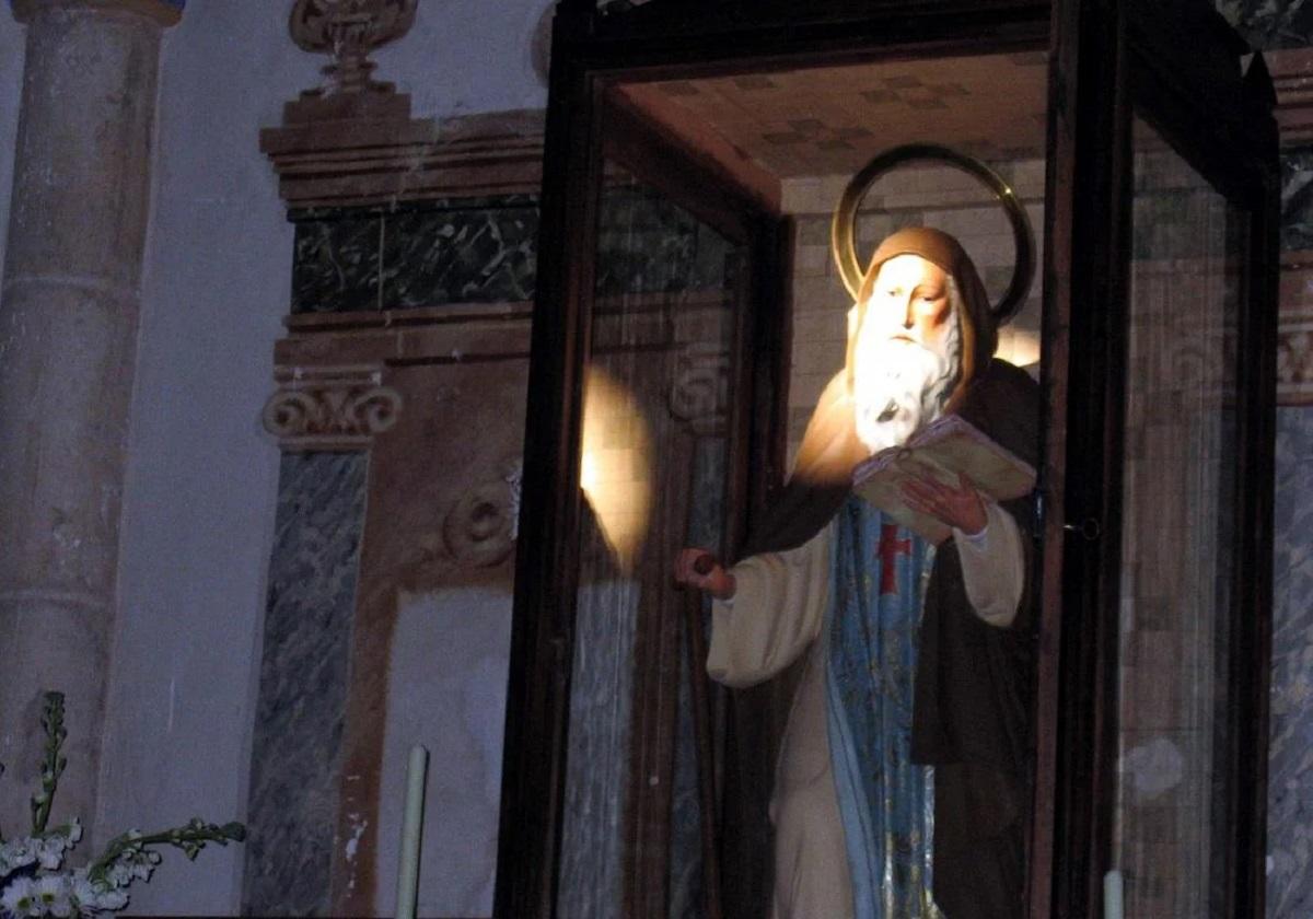 Un rayo de sol ilumina la imagen de Sant Antoni de Bocairent.