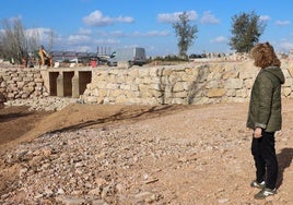 La alcaldesa >Amparo Folgado contempla la zona de actuación de las obras.