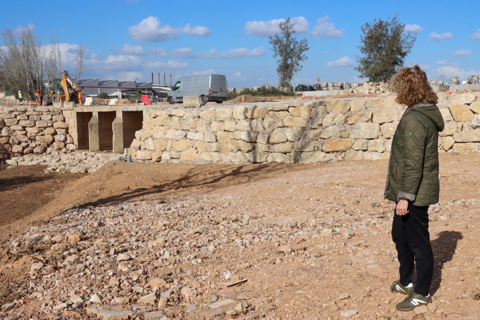 La alcaldesa >Amparo Folgado contempla la zona de actuación de las obras.