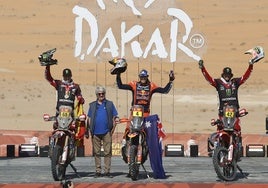 Tosha Schareina, a la izquierda con el dorsal 68 en la moto, en la segunda plaza del podium.