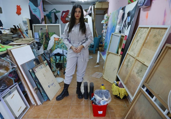 Gemma Alpuente, en su estudio, que se llenó de barro.