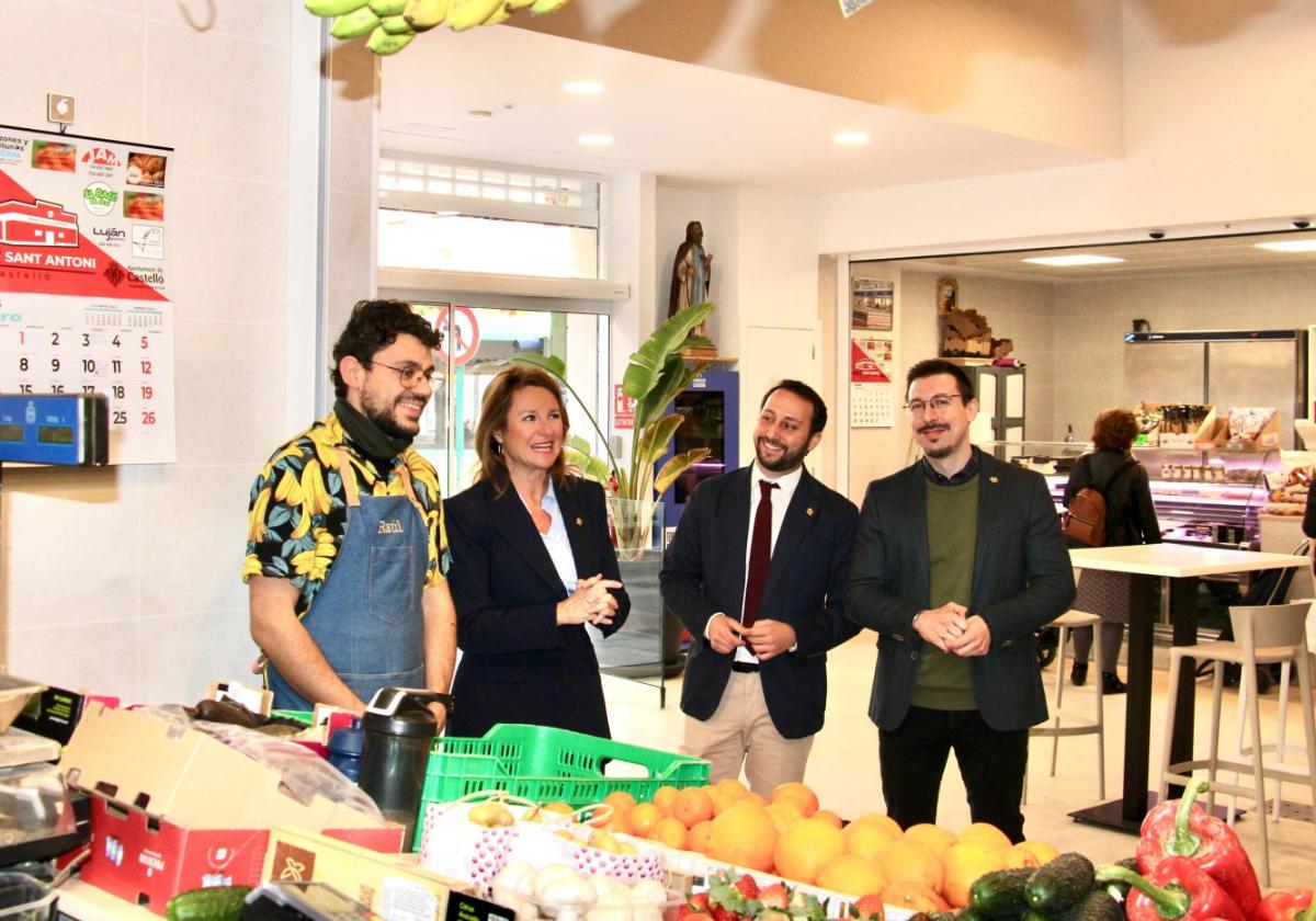 Begoña Carrasco visita el Mercado de San Antonio.