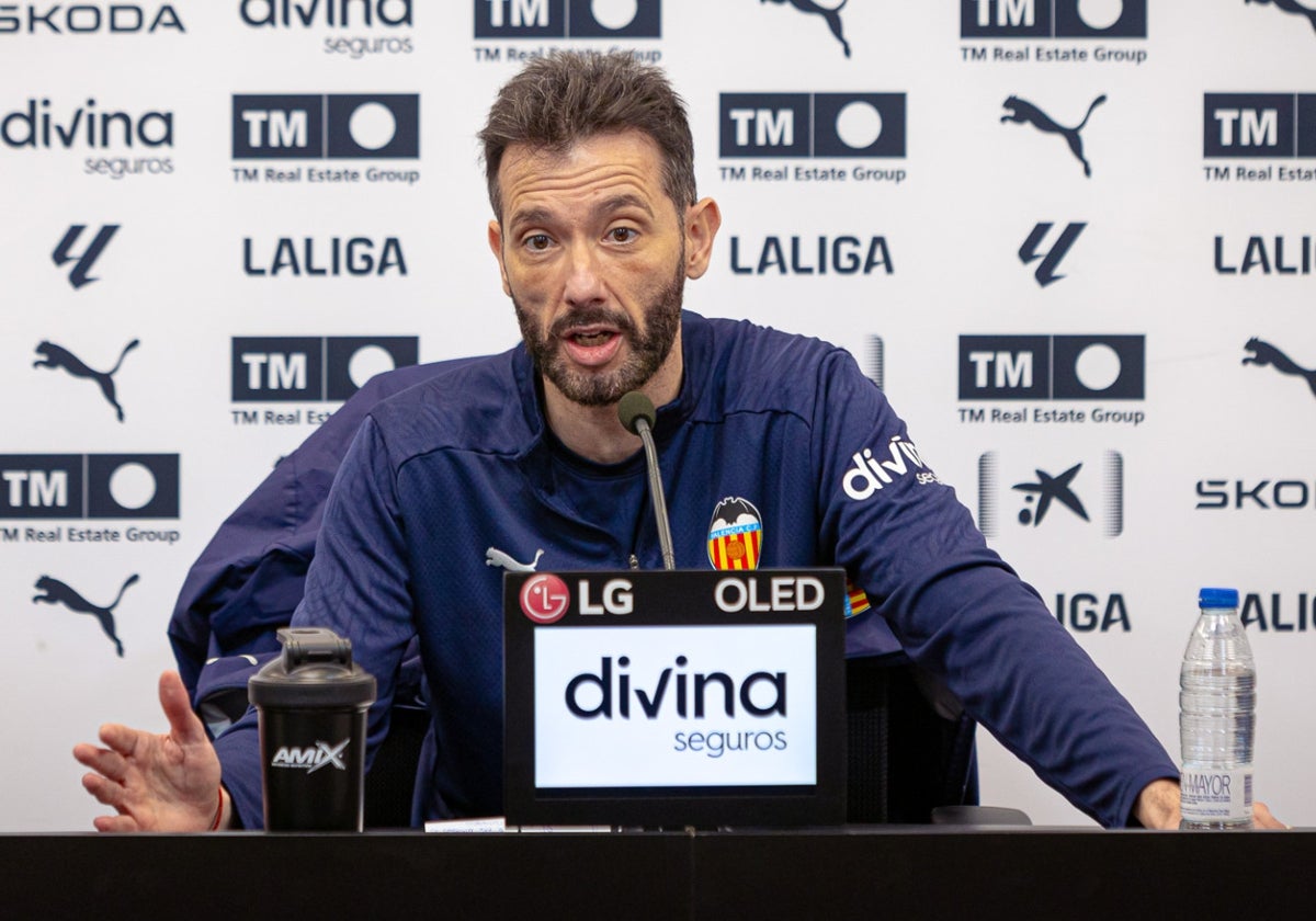 Carlos Corberán, en rueda de prensa.