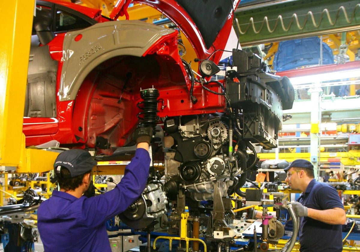 Dos trabajadores en la fábrica de Ford Almussafes.