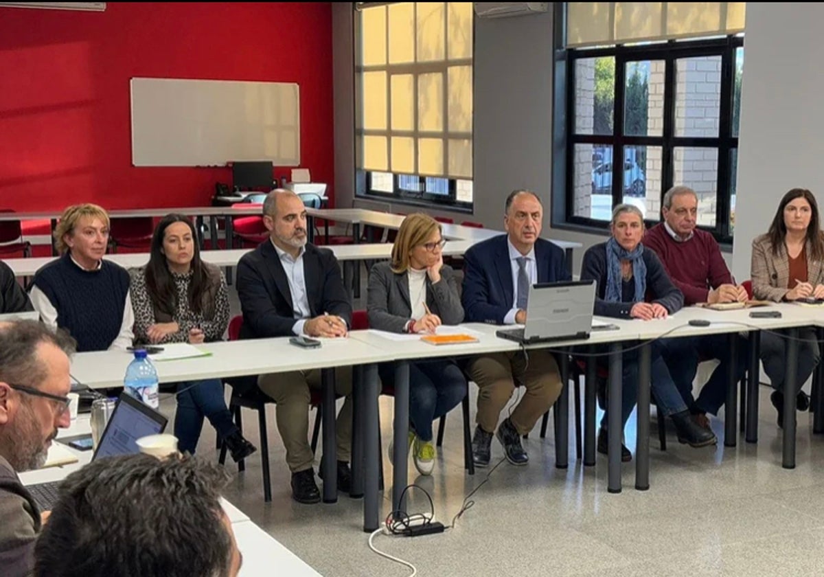 Las alcaldesas de Benetússer, Catarroja y Paiporta, antes de una reunión del Cecopi, en los extremos de la mesa.