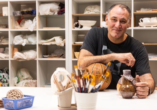 Alfonso Albert, en el taller de cerámica en l'Eliana.