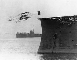 Primer despegue de un avión desde un buque de guerra. Eugene Burton Ely lo hizo en 1910. En 1911 consiguió aterrizar en un barco.