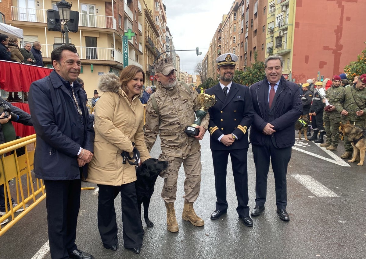 Imagen secundaria 1 - Unidades caninas de UME, Policía Militar, en el desfile.