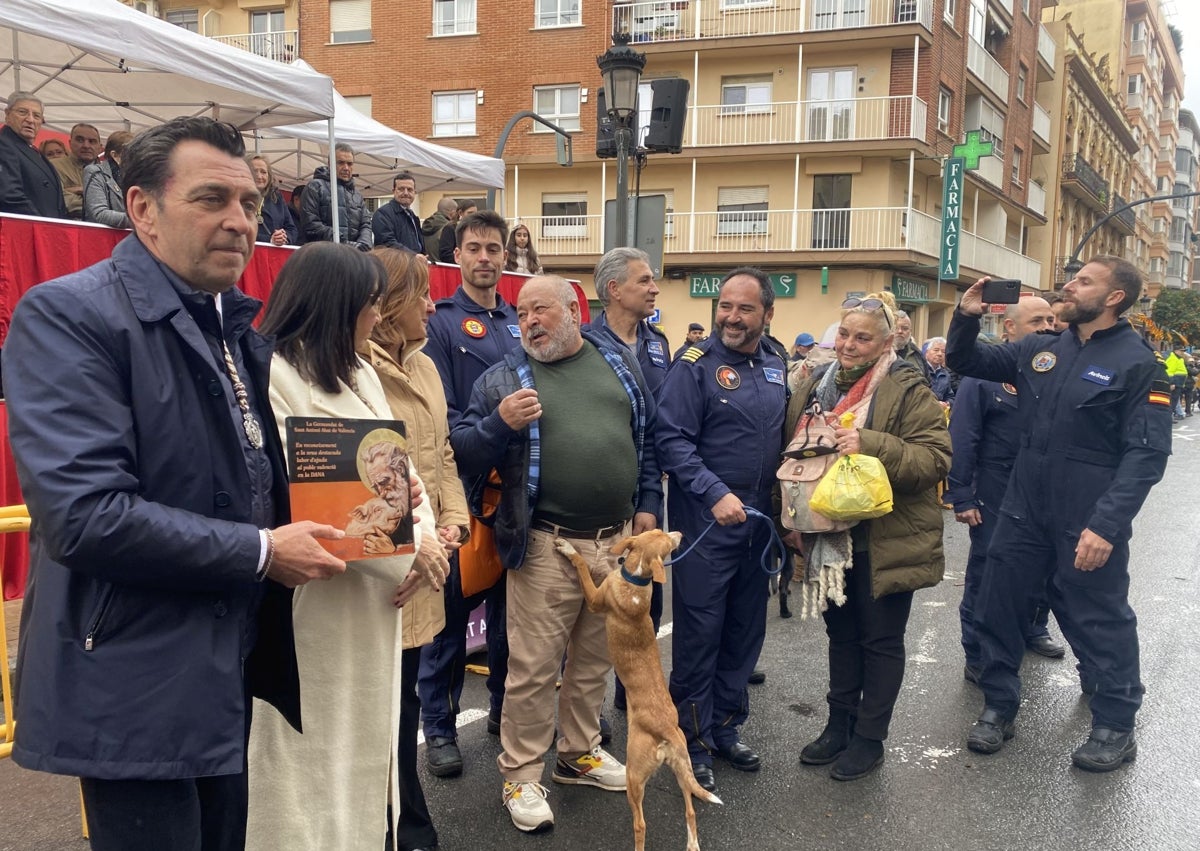 Imagen secundaria 1 - José Fernández y María del Carmen F, con su perrita 'Crema' y rescatados y rescatadores, juntos.