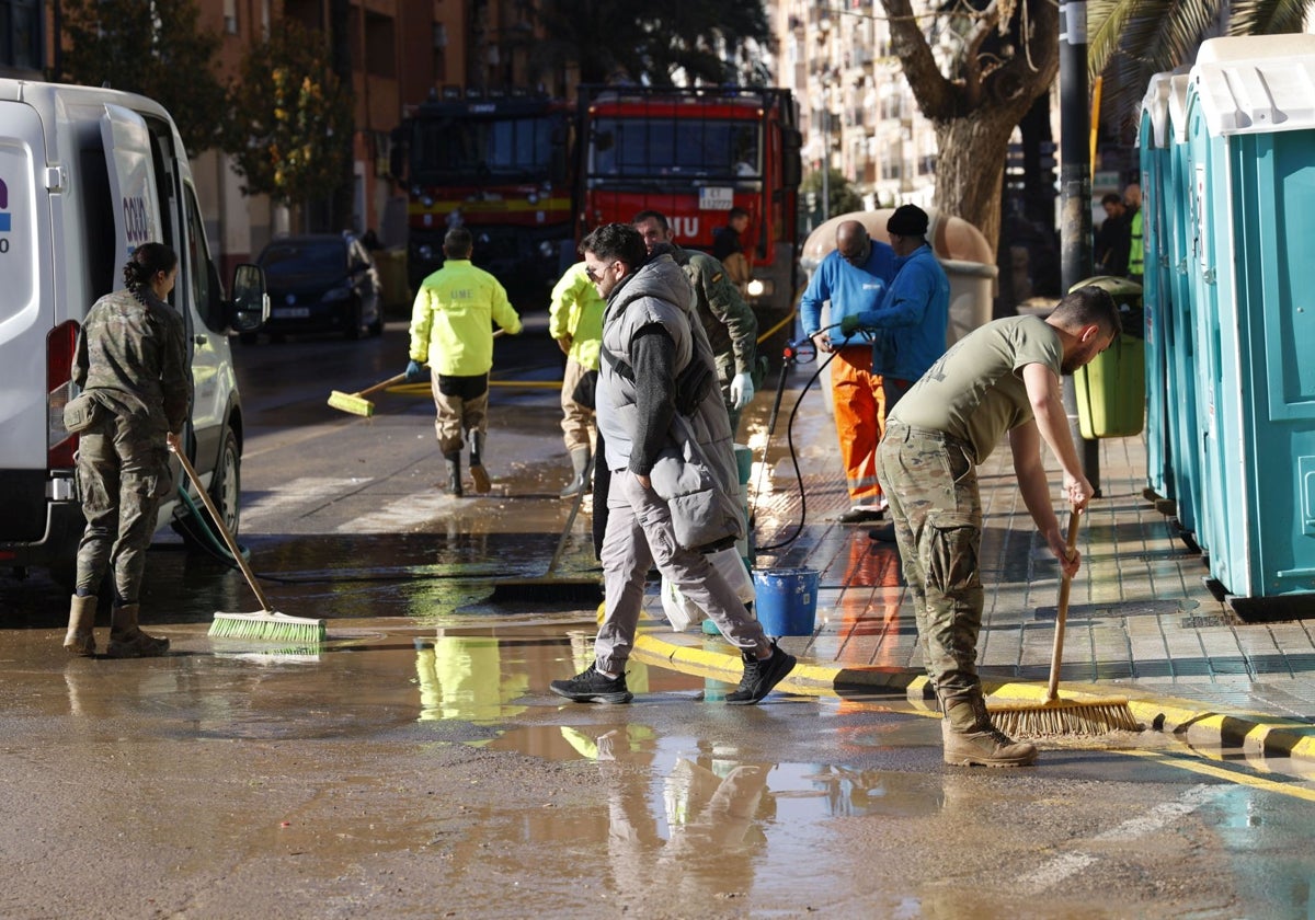 Operarios limpiando las calles de Paiporta.