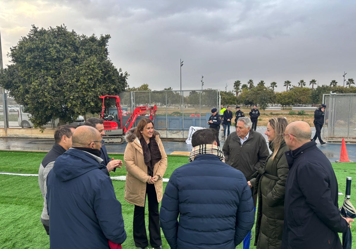 Visita de la alcaldesa de Valencia, María José Catalá, al campo que están creando en La Torre.