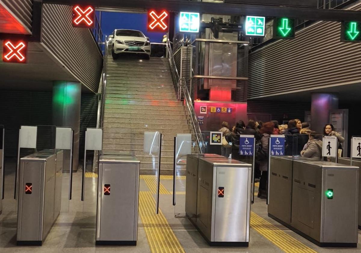 El coche, en el acceso a la estación.