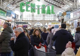 Un repleto Mercado Central de Valencia durante las compras navideñas.