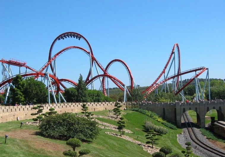 El Dragon Khan, una de las atracciones icónicas del parque.