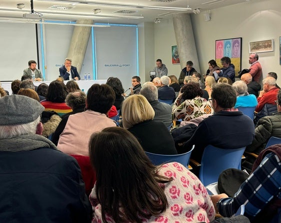 Momento de la reunión del conseller Martínez Mus y los vecinos afectados de Dénia por el deslinde.