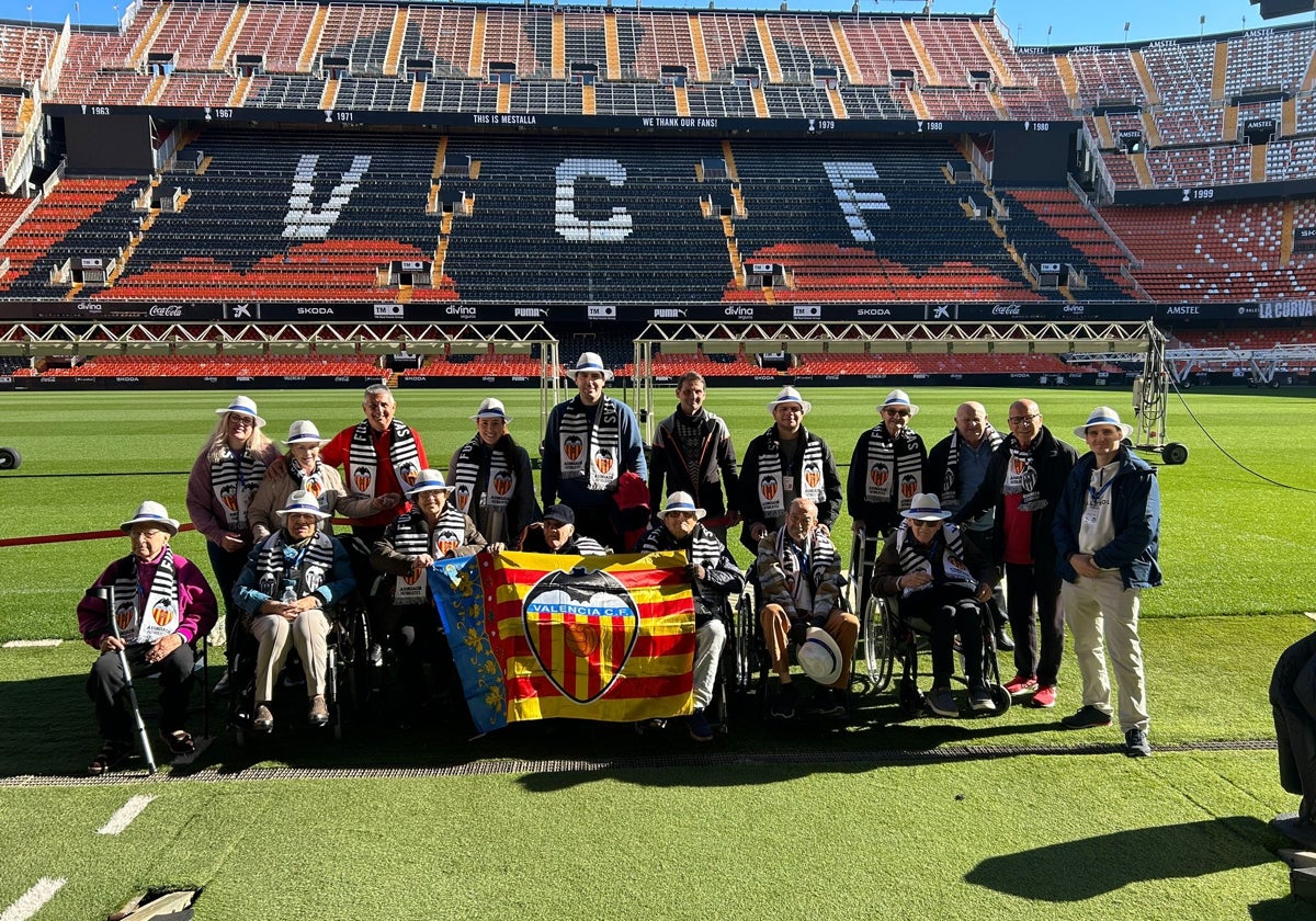 Los miembros de la Residencia Ballesol Valterna en los interiores de Mestalla