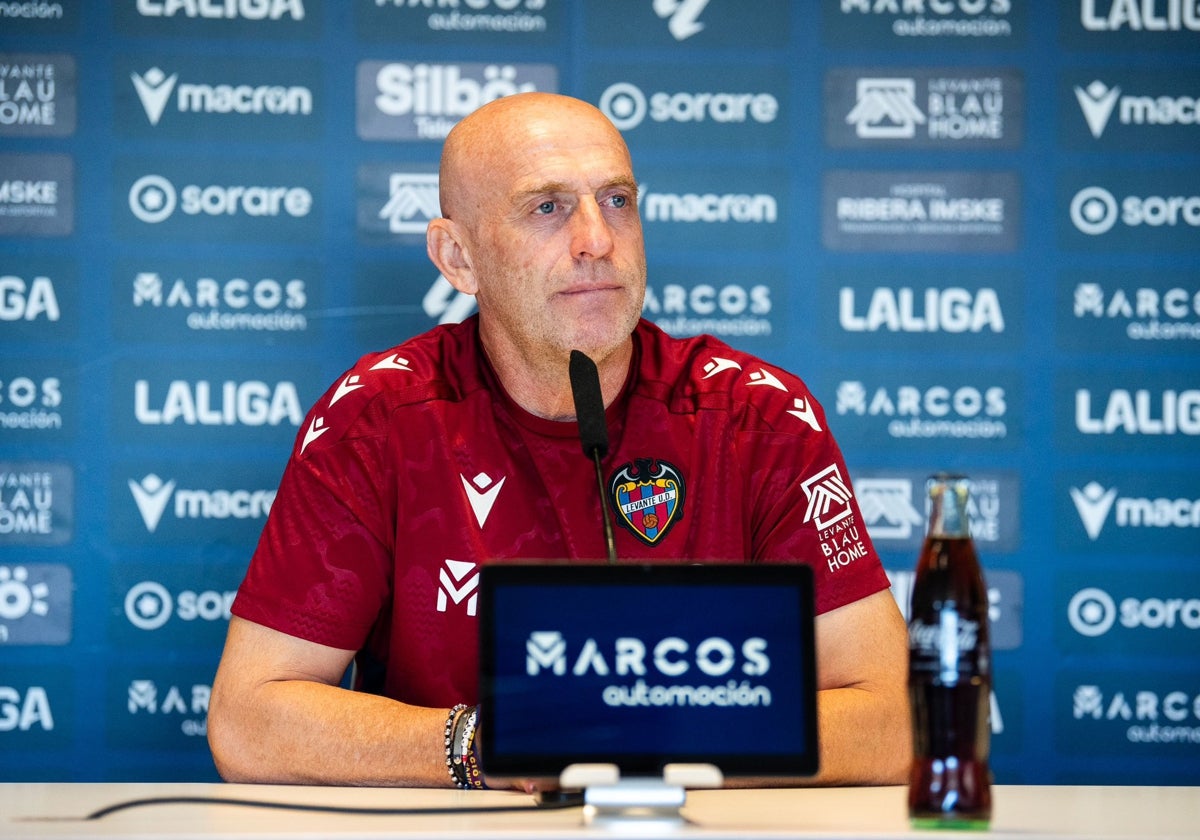 Julián Calero, en una rueda de prensa previa a un partido de liga.