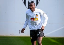 Umar Sadiq, entrenándose en Paterna, en una imagen de archivo.