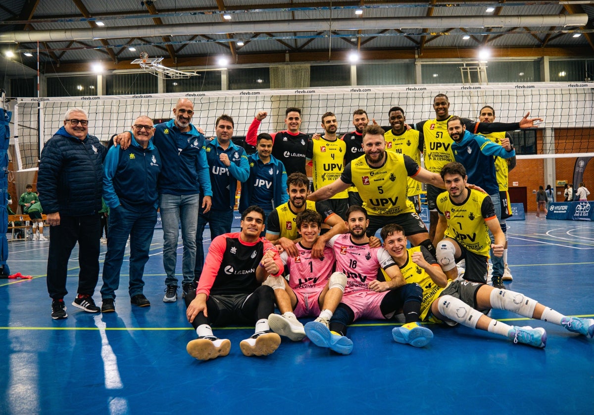 UPV Léleman celebra la victoria en el pabellón.