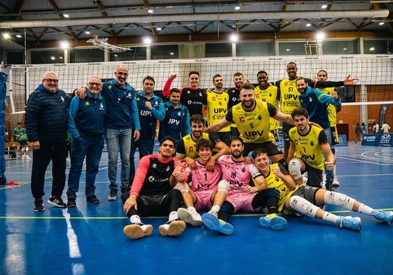 UPV Léleman celebra la victoria en el pabellón.