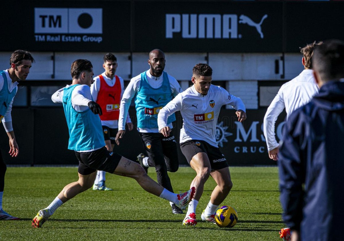 Aarons, con el balón, será la gran novedad en la convocatoria un partido de Liga.