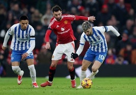 Enciso, con el balón, durante el partido contra el Manchester United.