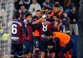 Los jugadores del Levante, celebrando ante el Granada.