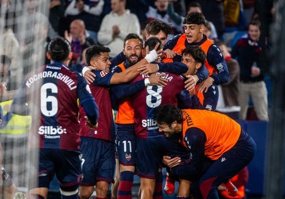 Los jugadores del Levante, celebrando ante el Granada.