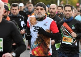 Un participante en la carrera, en recuerdo por Picanya, afectada por la dana.